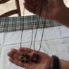 Δύο ορθογώνια μενταγιόν υγρού γυαλιού με αστερία και φύλλα χρυσού, σε μαύρο κορδόνι
